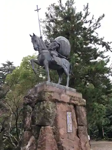 尾山神社の像