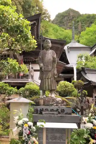 大窪寺の像