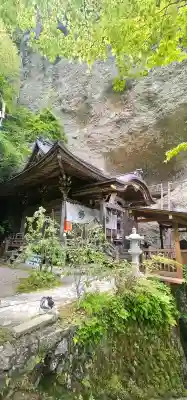 岩屋寺の{uncategorized: "未分類", other: "その他", undefined: "問題あり", building: "その他建物", grave: "お墓", sacred_gate: "鳥居", guardian: "狛犬", statue: "像", buddha: "仏像", history: "歴史", nature: "自然", garden: "庭園", animal: "動物", pagoda: "塔", temizu: "手水舎", mountain_gate: "山門・神門", sanctuary: "本殿・本堂", subordinate: "末社・摂社", art: "芸術", scenery: "景色", jizo: "地蔵", ema: "絵馬", goshuin: "御朱印", omikuji: "おみくじ", items: "授与品その他", amulet: "お守り", goshuincho: "御朱印帳", eats: "食事", festival: "お祭り", votive_dance: "神楽", shichigosan: "七五三参", wedding: "結婚式", experience: "体験その他", initially: "初詣", around: "周辺", anti_infection: "感染症対策"}