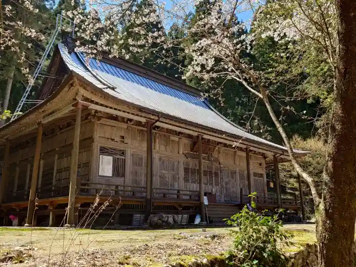 白山神社(長滝神社・白山長瀧神社・長滝白山神社)の{uncategorized: "未分類", other: "その他", undefined: "問題あり", building: "その他建物", grave: "お墓", sacred_gate: "鳥居", guardian: "狛犬", statue: "像", buddha: "仏像", history: "歴史", nature: "自然", garden: "庭園", animal: "動物", pagoda: "塔", temizu: "手水舎", mountain_gate: "山門・神門", sanctuary: "本殿・本堂", subordinate: "末社・摂社", art: "芸術", scenery: "景色", jizo: "地蔵", ema: "絵馬", goshuin: "御朱印", omikuji: "おみくじ", items: "授与品その他", amulet: "お守り", goshuincho: "御朱印帳", eats: "食事", festival: "お祭り", votive_dance: "神楽", shichigosan: "七五三参", wedding: "結婚式", experience: "体験その他", initially: "初詣", around: "周辺", anti_infection: "感染症対策"}
