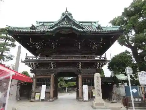 題経寺（柴又帝釈天）の山門