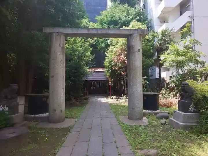新橋鹽竃神社の鳥居