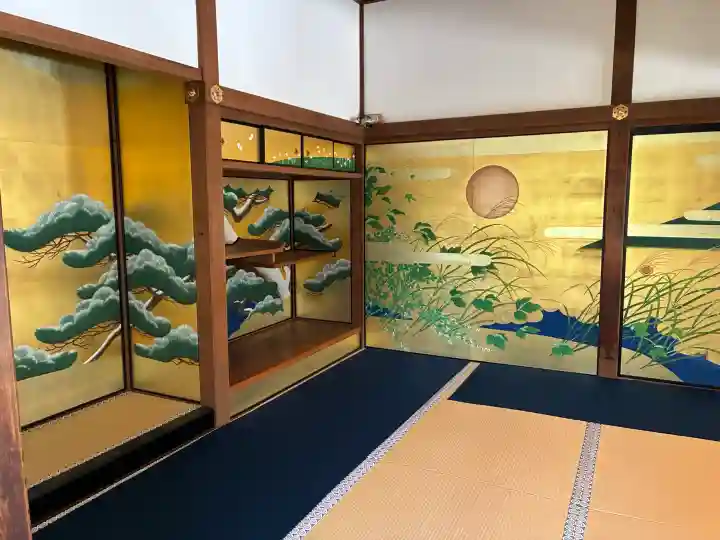 圓徳院の{uncategorized: "未分類", other: "その他", undefined: "問題あり", building: "その他建物", grave: "お墓", sacred_gate: "鳥居", guardian: "狛犬", statue: "像", buddha: "仏像", history: "歴史", nature: "自然", garden: "庭園", animal: "動物", pagoda: "塔", temizu: "手水舎", mountain_gate: "山門・神門", sanctuary: "本殿・本堂", subordinate: "末社・摂社", art: "芸術", scenery: "景色", jizo: "地蔵", ema: "絵馬", goshuin: "御朱印", omikuji: "おみくじ", items: "授与品その他", amulet: "お守り", goshuincho: "御朱印帳", eats: "食事", festival: "お祭り", votive_dance: "神楽", shichigosan: "七五三参", wedding: "結婚式", experience: "体験その他", initially: "初詣", around: "周辺", anti_infection: "感染症対策"}