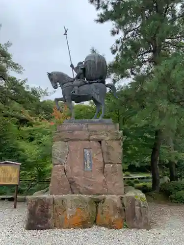 尾山神社の像