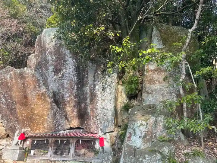金光稲荷神社の{uncategorized: "未分類", other: "その他", undefined: "問題あり", building: "その他建物", grave: "お墓", sacred_gate: "鳥居", guardian: "狛犬", statue: "像", buddha: "仏像", history: "歴史", nature: "自然", garden: "庭園", animal: "動物", pagoda: "塔", temizu: "手水舎", mountain_gate: "山門・神門", sanctuary: "本殿・本堂", subordinate: "末社・摂社", art: "芸術", scenery: "景色", jizo: "地蔵", ema: "絵馬", goshuin: "御朱印", omikuji: "おみくじ", items: "授与品その他", amulet: "お守り", goshuincho: "御朱印帳", eats: "食事", festival: "お祭り", votive_dance: "神楽", shichigosan: "七五三参", wedding: "結婚式", experience: "体験その他", initially: "初詣", around: "周辺", anti_infection: "感染症対策"}
