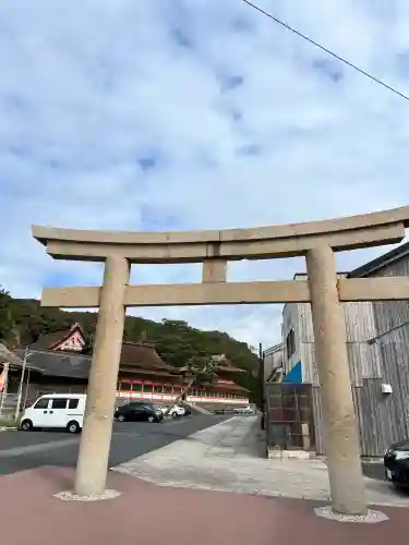 日御碕神社の{uncategorized: "未分類", other: "その他", undefined: "問題あり", building: "その他建物", grave: "お墓", sacred_gate: "鳥居", guardian: "狛犬", statue: "像", buddha: "仏像", history: "歴史", nature: "自然", garden: "庭園", animal: "動物", pagoda: "塔", temizu: "手水舎", mountain_gate: "山門・神門", sanctuary: "本殿・本堂", subordinate: "末社・摂社", art: "芸術", scenery: "景色", jizo: "地蔵", ema: "絵馬", goshuin: "御朱印", omikuji: "おみくじ", items: "授与品その他", amulet: "お守り", goshuincho: "御朱印帳", eats: "食事", festival: "お祭り", votive_dance: "神楽", shichigosan: "七五三参", wedding: "結婚式", experience: "体験その他", initially: "初詣", around: "周辺", anti_infection: "感染症対策"}