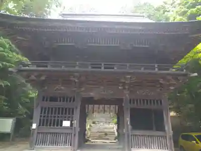 椎尾山薬王院の山門・神門