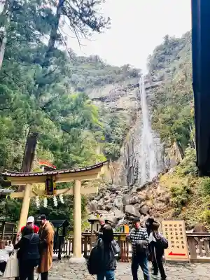 飛瀧神社（熊野那智大社別宮）の{uncategorized: "未分類", other: "その他", undefined: "問題あり", building: "その他建物", grave: "お墓", sacred_gate: "鳥居", guardian: "狛犬", statue: "像", buddha: "仏像", history: "歴史", nature: "自然", garden: "庭園", animal: "動物", pagoda: "塔", temizu: "手水舎", mountain_gate: "山門・神門", sanctuary: "本殿・本堂", subordinate: "末社・摂社", art: "芸術", scenery: "景色", jizo: "地蔵", ema: "絵馬", goshuin: "御朱印", omikuji: "おみくじ", items: "授与品その他", amulet: "お守り", goshuincho: "御朱印帳", eats: "食事", festival: "お祭り", votive_dance: "神楽", shichigosan: "七五三参", wedding: "結婚式", experience: "体験その他", initially: "初詣", around: "周辺", anti_infection: "感染症対策"}