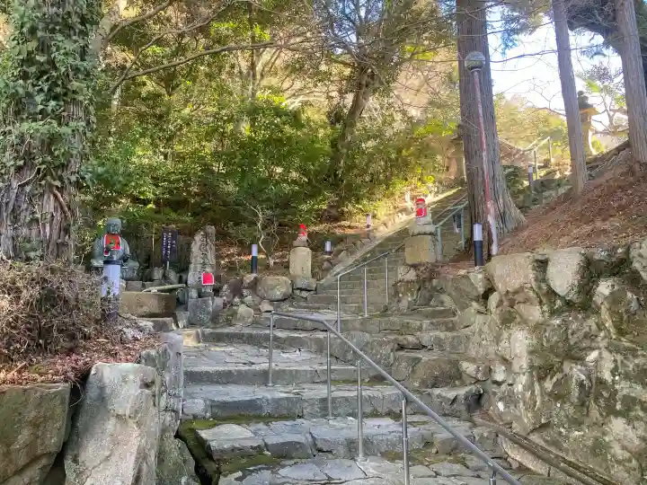 花山院菩提寺の{uncategorized: "未分類", other: "その他", undefined: "問題あり", building: "その他建物", grave: "お墓", sacred_gate: "鳥居", guardian: "狛犬", statue: "像", buddha: "仏像", history: "歴史", nature: "自然", garden: "庭園", animal: "動物", pagoda: "塔", temizu: "手水舎", mountain_gate: "山門・神門", sanctuary: "本殿・本堂", subordinate: "末社・摂社", art: "芸術", scenery: "景色", jizo: "地蔵", ema: "絵馬", goshuin: "御朱印", omikuji: "おみくじ", items: "授与品その他", amulet: "お守り", goshuincho: "御朱印帳", eats: "食事", festival: "お祭り", votive_dance: "神楽", shichigosan: "七五三参", wedding: "結婚式", experience: "体験その他", initially: "初詣", around: "周辺", anti_infection: "感染症対策"}