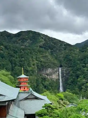 青岸渡寺の{uncategorized: "未分類", other: "その他", undefined: "問題あり", building: "その他建物", grave: "お墓", sacred_gate: "鳥居", guardian: "狛犬", statue: "像", buddha: "仏像", history: "歴史", nature: "自然", garden: "庭園", animal: "動物", pagoda: "塔", temizu: "手水舎", mountain_gate: "山門・神門", sanctuary: "本殿・本堂", subordinate: "末社・摂社", art: "芸術", scenery: "景色", jizo: "地蔵", ema: "絵馬", goshuin: "御朱印", omikuji: "おみくじ", items: "授与品その他", amulet: "お守り", goshuincho: "御朱印帳", eats: "食事", festival: "お祭り", votive_dance: "神楽", shichigosan: "七五三参", wedding: "結婚式", experience: "体験その他", initially: "初詣", around: "周辺", anti_infection: "感染症対策"}