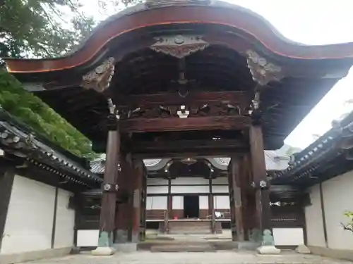 西教寺の山門