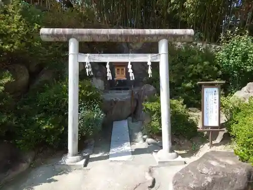 差出磯大嶽山神社 仕事と健康と厄よけの神さまの末社