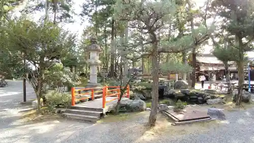 建部大社の庭園