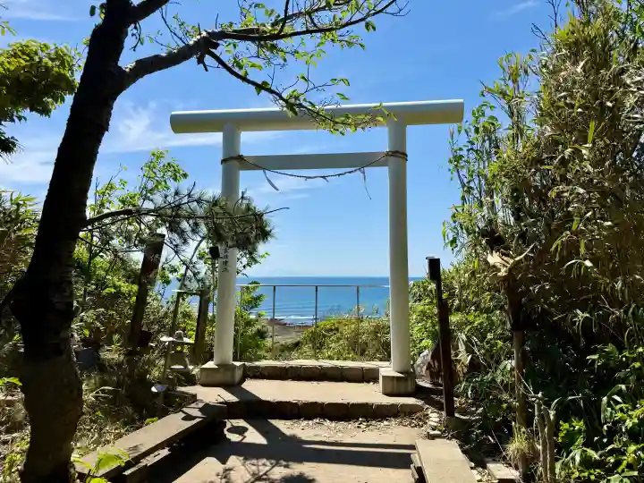 洲崎神社の{uncategorized: "未分類", other: "その他", undefined: "問題あり", building: "その他建物", grave: "お墓", sacred_gate: "鳥居", guardian: "狛犬", statue: "像", buddha: "仏像", history: "歴史", nature: "自然", garden: "庭園", animal: "動物", pagoda: "塔", temizu: "手水舎", mountain_gate: "山門・神門", sanctuary: "本殿・本堂", subordinate: "末社・摂社", art: "芸術", scenery: "景色", jizo: "地蔵", ema: "絵馬", goshuin: "御朱印", omikuji: "おみくじ", items: "授与品その他", amulet: "お守り", goshuincho: "御朱印帳", eats: "食事", festival: "お祭り", votive_dance: "神楽", shichigosan: "七五三参", wedding: "結婚式", experience: "体験その他", initially: "初詣", around: "周辺", anti_infection: "感染症対策"}