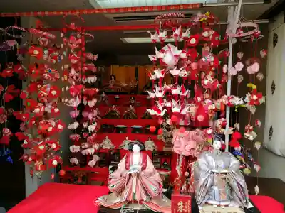 飛行神社の{uncategorized: "未分類", other: "その他", undefined: "問題あり", building: "その他建物", grave: "お墓", sacred_gate: "鳥居", guardian: "狛犬", statue: "像", buddha: "仏像", history: "歴史", nature: "自然", garden: "庭園", animal: "動物", pagoda: "塔", temizu: "手水舎", mountain_gate: "山門・神門", sanctuary: "本殿・本堂", subordinate: "末社・摂社", art: "芸術", scenery: "景色", jizo: "地蔵", ema: "絵馬", goshuin: "御朱印", omikuji: "おみくじ", items: "授与品その他", amulet: "お守り", goshuincho: "御朱印帳", eats: "食事", festival: "お祭り", votive_dance: "神楽", shichigosan: "七五三参", wedding: "結婚式", experience: "体験その他", initially: "初詣", around: "周辺", anti_infection: "感染症対策"}