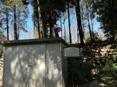 熊野神社（久保一色）の{uncategorized: "未分類", other: "その他", undefined: "問題あり", building: "その他建物", grave: "お墓", sacred_gate: "鳥居", guardian: "狛犬", statue: "像", buddha: "仏像", history: "歴史", nature: "自然", garden: "庭園", animal: "動物", pagoda: "塔", temizu: "手水舎", mountain_gate: "山門・神門", sanctuary: "本殿・本堂", subordinate: "末社・摂社", art: "芸術", scenery: "景色", jizo: "地蔵", ema: "絵馬", goshuin: "御朱印", omikuji: "おみくじ", items: "授与品その他", amulet: "お守り", goshuincho: "御朱印帳", eats: "食事", festival: "お祭り", votive_dance: "神楽", shichigosan: "七五三参", wedding: "結婚式", experience: "体験その他", initially: "初詣", around: "周辺", anti_infection: "感染症対策"}