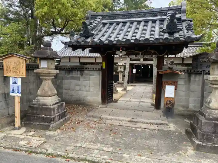 天満神社本殿の{uncategorized: "未分類", other: "その他", undefined: "問題あり", building: "その他建物", grave: "お墓", sacred_gate: "鳥居", guardian: "狛犬", statue: "像", buddha: "仏像", history: "歴史", nature: "自然", garden: "庭園", animal: "動物", pagoda: "塔", temizu: "手水舎", mountain_gate: "山門・神門", sanctuary: "本殿・本堂", subordinate: "末社・摂社", art: "芸術", scenery: "景色", jizo: "地蔵", ema: "絵馬", goshuin: "御朱印", omikuji: "おみくじ", items: "授与品その他", amulet: "お守り", goshuincho: "御朱印帳", eats: "食事", festival: "お祭り", votive_dance: "神楽", shichigosan: "七五三参", wedding: "結婚式", experience: "体験その他", initially: "初詣", around: "周辺", anti_infection: "感染症対策"}
