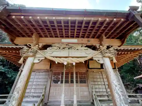 白山神社の本殿