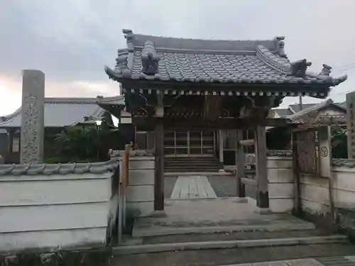 常念寺の山門