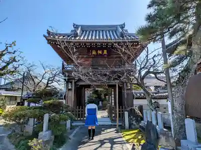 斉年寺の山門・神門