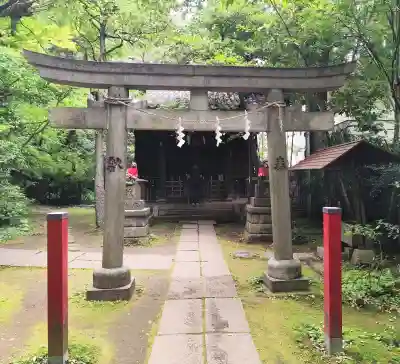 四合稲荷神社の{uncategorized: "未分類", other: "その他", undefined: "問題あり", building: "その他建物", grave: "お墓", sacred_gate: "鳥居", guardian: "狛犬", statue: "像", buddha: "仏像", history: "歴史", nature: "自然", garden: "庭園", animal: "動物", pagoda: "塔", temizu: "手水舎", mountain_gate: "山門・神門", sanctuary: "本殿・本堂", subordinate: "末社・摂社", art: "芸術", scenery: "景色", jizo: "地蔵", ema: "絵馬", goshuin: "御朱印", omikuji: "おみくじ", items: "授与品その他", amulet: "お守り", goshuincho: "御朱印帳", eats: "食事", festival: "お祭り", votive_dance: "神楽", shichigosan: "七五三参", wedding: "結婚式", experience: "体験その他", initially: "初詣", around: "周辺", anti_infection: "感染症対策"}