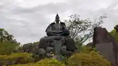 葛原岡神社の像