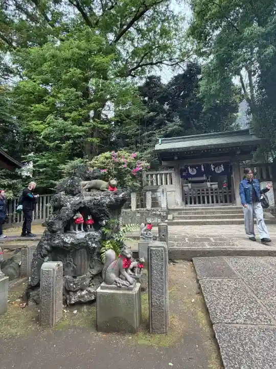根津神社の{uncategorized: "未分類", other: "その他", undefined: "問題あり", building: "その他建物", grave: "お墓", sacred_gate: "鳥居", guardian: "狛犬", statue: "像", buddha: "仏像", history: "歴史", nature: "自然", garden: "庭園", animal: "動物", pagoda: "塔", temizu: "手水舎", mountain_gate: "山門・神門", sanctuary: "本殿・本堂", subordinate: "末社・摂社", art: "芸術", scenery: "景色", jizo: "地蔵", ema: "絵馬", goshuin: "御朱印", omikuji: "おみくじ", items: "授与品その他", amulet: "お守り", goshuincho: "御朱印帳", eats: "食事", festival: "お祭り", votive_dance: "神楽", shichigosan: "七五三参", wedding: "結婚式", experience: "体験その他", initially: "初詣", around: "周辺", anti_infection: "感染症対策"}