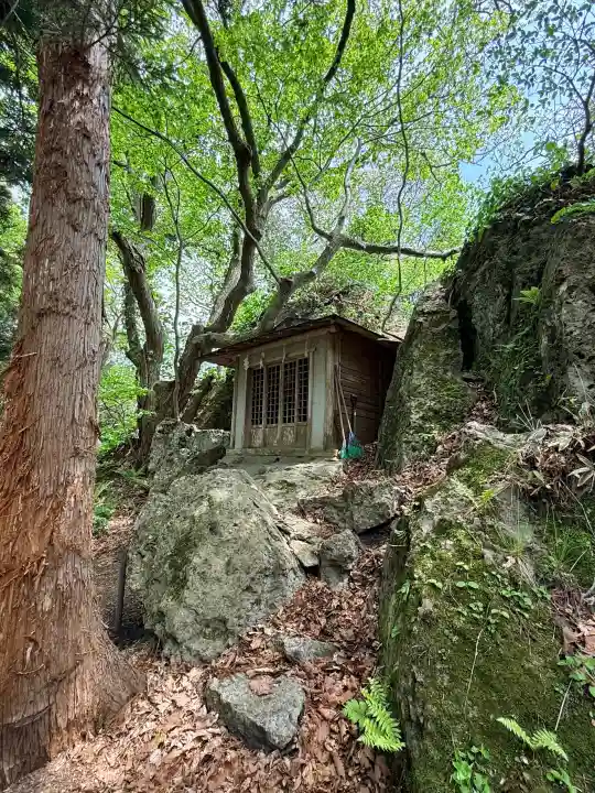 正一位石倉稲荷神社の{uncategorized: "未分類", other: "その他", undefined: "問題あり", building: "その他建物", grave: "お墓", sacred_gate: "鳥居", guardian: "狛犬", statue: "像", buddha: "仏像", history: "歴史", nature: "自然", garden: "庭園", animal: "動物", pagoda: "塔", temizu: "手水舎", mountain_gate: "山門・神門", sanctuary: "本殿・本堂", subordinate: "末社・摂社", art: "芸術", scenery: "景色", jizo: "地蔵", ema: "絵馬", goshuin: "御朱印", omikuji: "おみくじ", items: "授与品その他", amulet: "お守り", goshuincho: "御朱印帳", eats: "食事", festival: "お祭り", votive_dance: "神楽", shichigosan: "七五三参", wedding: "結婚式", experience: "体験その他", initially: "初詣", around: "周辺", anti_infection: "感染症対策"}