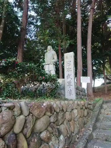 草薙神社の像