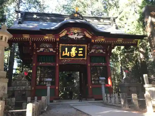 三峯神社の山門