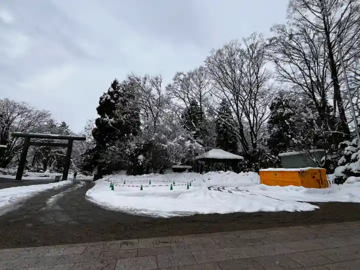 射水神社の{uncategorized: "未分類", other: "その他", undefined: "問題あり", building: "その他建物", grave: "お墓", sacred_gate: "鳥居", guardian: "狛犬", statue: "像", buddha: "仏像", history: "歴史", nature: "自然", garden: "庭園", animal: "動物", pagoda: "塔", temizu: "手水舎", mountain_gate: "山門・神門", sanctuary: "本殿・本堂", subordinate: "末社・摂社", art: "芸術", scenery: "景色", jizo: "地蔵", ema: "絵馬", goshuin: "御朱印", omikuji: "おみくじ", items: "授与品その他", amulet: "お守り", goshuincho: "御朱印帳", eats: "食事", festival: "お祭り", votive_dance: "神楽", shichigosan: "七五三参", wedding: "結婚式", experience: "体験その他", initially: "初詣", around: "周辺", anti_infection: "感染症対策"}