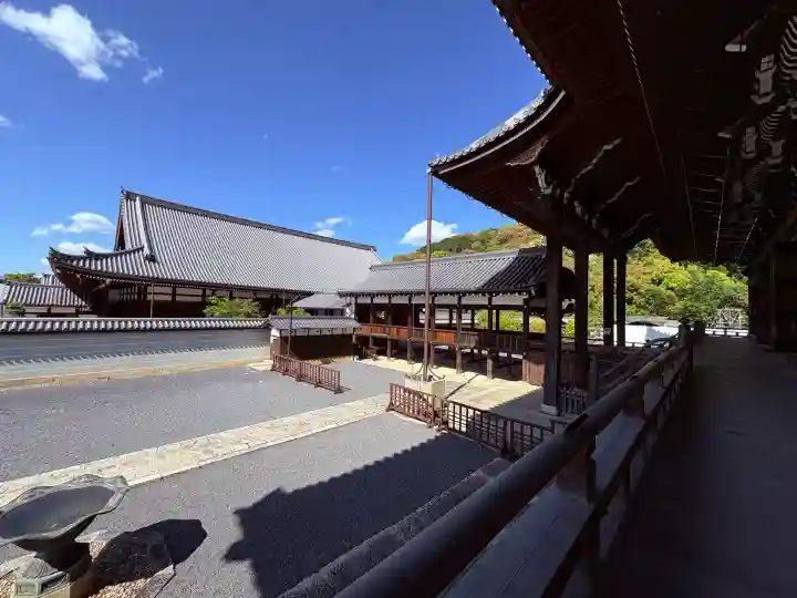 知恩院の{uncategorized: "未分類", other: "その他", undefined: "問題あり", building: "その他建物", grave: "お墓", sacred_gate: "鳥居", guardian: "狛犬", statue: "像", buddha: "仏像", history: "歴史", nature: "自然", garden: "庭園", animal: "動物", pagoda: "塔", temizu: "手水舎", mountain_gate: "山門・神門", sanctuary: "本殿・本堂", subordinate: "末社・摂社", art: "芸術", scenery: "景色", jizo: "地蔵", ema: "絵馬", goshuin: "御朱印", omikuji: "おみくじ", items: "授与品その他", amulet: "お守り", goshuincho: "御朱印帳", eats: "食事", festival: "お祭り", votive_dance: "神楽", shichigosan: "七五三参", wedding: "結婚式", experience: "体験その他", initially: "初詣", around: "周辺", anti_infection: "感染症対策"}