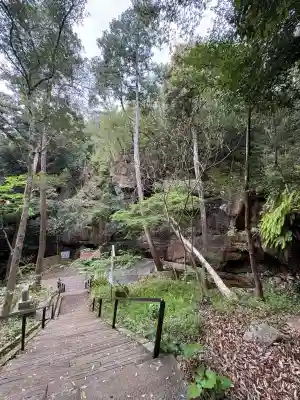 瀧王神社の{uncategorized: "未分類", other: "その他", undefined: "問題あり", building: "その他建物", grave: "お墓", sacred_gate: "鳥居", guardian: "狛犬", statue: "像", buddha: "仏像", history: "歴史", nature: "自然", garden: "庭園", animal: "動物", pagoda: "塔", temizu: "手水舎", mountain_gate: "山門・神門", sanctuary: "本殿・本堂", subordinate: "末社・摂社", art: "芸術", scenery: "景色", jizo: "地蔵", ema: "絵馬", goshuin: "御朱印", omikuji: "おみくじ", items: "授与品その他", amulet: "お守り", goshuincho: "御朱印帳", eats: "食事", festival: "お祭り", votive_dance: "神楽", shichigosan: "七五三参", wedding: "結婚式", experience: "体験その他", initially: "初詣", around: "周辺", anti_infection: "感染症対策"}