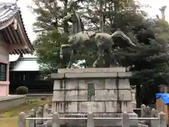 大神神社（花池）の像