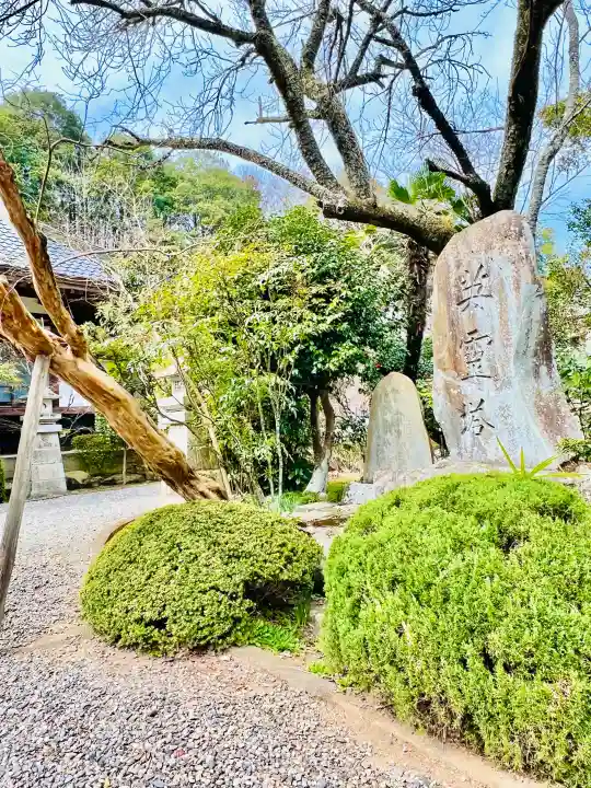 瑞光寺の{uncategorized: "未分類", other: "その他", undefined: "問題あり", building: "その他建物", grave: "お墓", sacred_gate: "鳥居", guardian: "狛犬", statue: "像", buddha: "仏像", history: "歴史", nature: "自然", garden: "庭園", animal: "動物", pagoda: "塔", temizu: "手水舎", mountain_gate: "山門・神門", sanctuary: "本殿・本堂", subordinate: "末社・摂社", art: "芸術", scenery: "景色", jizo: "地蔵", ema: "絵馬", goshuin: "御朱印", omikuji: "おみくじ", items: "授与品その他", amulet: "お守り", goshuincho: "御朱印帳", eats: "食事", festival: "お祭り", votive_dance: "神楽", shichigosan: "七五三参", wedding: "結婚式", experience: "体験その他", initially: "初詣", around: "周辺", anti_infection: "感染症対策"}