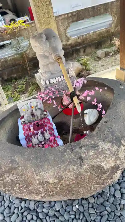 三輪神社の{uncategorized: "未分類", other: "その他", undefined: "問題あり", building: "その他建物", grave: "お墓", sacred_gate: "鳥居", guardian: "狛犬", statue: "像", buddha: "仏像", history: "歴史", nature: "自然", garden: "庭園", animal: "動物", pagoda: "塔", temizu: "手水舎", mountain_gate: "山門・神門", sanctuary: "本殿・本堂", subordinate: "末社・摂社", art: "芸術", scenery: "景色", jizo: "地蔵", ema: "絵馬", goshuin: "御朱印", omikuji: "おみくじ", items: "授与品その他", amulet: "お守り", goshuincho: "御朱印帳", eats: "食事", festival: "お祭り", votive_dance: "神楽", shichigosan: "七五三参", wedding: "結婚式", experience: "体験その他", initially: "初詣", around: "周辺", anti_infection: "感染症対策"}