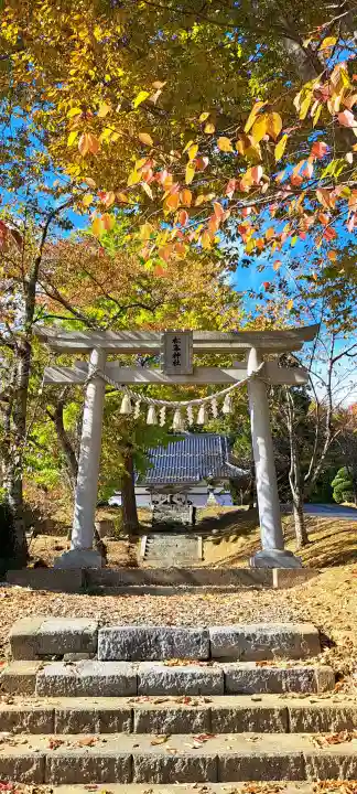 松峰神社、天照御祖神社の{uncategorized: "未分類", other: "その他", undefined: "問題あり", building: "その他建物", grave: "お墓", sacred_gate: "鳥居", guardian: "狛犬", statue: "像", buddha: "仏像", history: "歴史", nature: "自然", garden: "庭園", animal: "動物", pagoda: "塔", temizu: "手水舎", mountain_gate: "山門・神門", sanctuary: "本殿・本堂", subordinate: "末社・摂社", art: "芸術", scenery: "景色", jizo: "地蔵", ema: "絵馬", goshuin: "御朱印", omikuji: "おみくじ", items: "授与品その他", amulet: "お守り", goshuincho: "御朱印帳", eats: "食事", festival: "お祭り", votive_dance: "神楽", shichigosan: "七五三参", wedding: "結婚式", experience: "体験その他", initially: "初詣", around: "周辺", anti_infection: "感染症対策"}