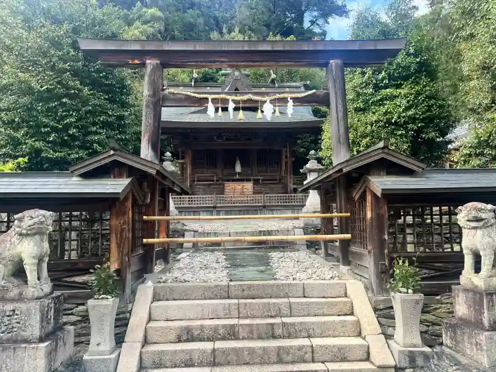 相賀大神社の{uncategorized: "未分類", other: "その他", undefined: "問題あり", building: "その他建物", grave: "お墓", sacred_gate: "鳥居", guardian: "狛犬", statue: "像", buddha: "仏像", history: "歴史", nature: "自然", garden: "庭園", animal: "動物", pagoda: "塔", temizu: "手水舎", mountain_gate: "山門・神門", sanctuary: "本殿・本堂", subordinate: "末社・摂社", art: "芸術", scenery: "景色", jizo: "地蔵", ema: "絵馬", goshuin: "御朱印", omikuji: "おみくじ", items: "授与品その他", amulet: "お守り", goshuincho: "御朱印帳", eats: "食事", festival: "お祭り", votive_dance: "神楽", shichigosan: "七五三参", wedding: "結婚式", experience: "体験その他", initially: "初詣", around: "周辺", anti_infection: "感染症対策"}