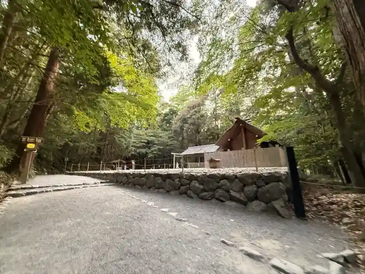 伊勢神宮内宮(皇大神宮)の{uncategorized: "未分類", other: "その他", undefined: "問題あり", building: "その他建物", grave: "お墓", sacred_gate: "鳥居", guardian: "狛犬", statue: "像", buddha: "仏像", history: "歴史", nature: "自然", garden: "庭園", animal: "動物", pagoda: "塔", temizu: "手水舎", mountain_gate: "山門・神門", sanctuary: "本殿・本堂", subordinate: "末社・摂社", art: "芸術", scenery: "景色", jizo: "地蔵", ema: "絵馬", goshuin: "御朱印", omikuji: "おみくじ", items: "授与品その他", amulet: "お守り", goshuincho: "御朱印帳", eats: "食事", festival: "お祭り", votive_dance: "神楽", shichigosan: "七五三参", wedding: "結婚式", experience: "体験その他", initially: "初詣", around: "周辺", anti_infection: "感染症対策"}
