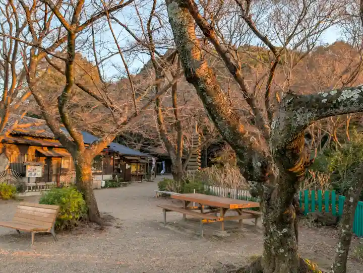 石清水八幡宮の{uncategorized: "未分類", other: "その他", undefined: "問題あり", building: "その他建物", grave: "お墓", sacred_gate: "鳥居", guardian: "狛犬", statue: "像", buddha: "仏像", history: "歴史", nature: "自然", garden: "庭園", animal: "動物", pagoda: "塔", temizu: "手水舎", mountain_gate: "山門・神門", sanctuary: "本殿・本堂", subordinate: "末社・摂社", art: "芸術", scenery: "景色", jizo: "地蔵", ema: "絵馬", goshuin: "御朱印", omikuji: "おみくじ", items: "授与品その他", amulet: "お守り", goshuincho: "御朱印帳", eats: "食事", festival: "お祭り", votive_dance: "神楽", shichigosan: "七五三参", wedding: "結婚式", experience: "体験その他", initially: "初詣", around: "周辺", anti_infection: "感染症対策"}
