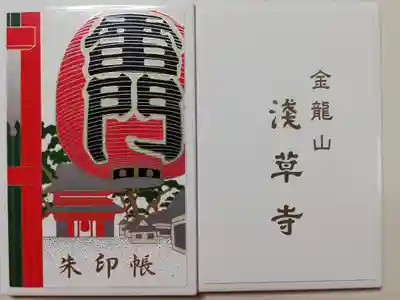 蒔絵の御朱印帳（白）。大判で表紙が蒔絵（多分お椀と同じフェノール樹脂）なので重いです。
お寺さん専用御朱印帳にする予定です。