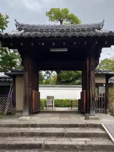 養徳院の山門