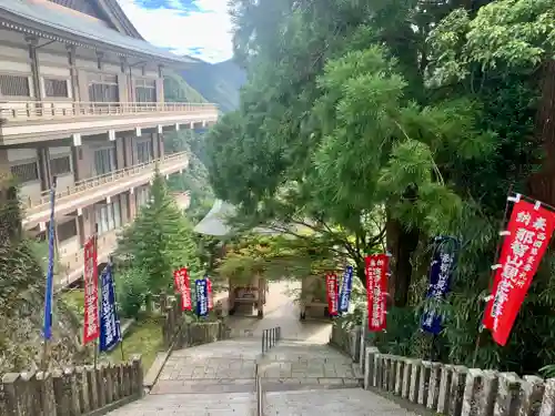 青岸渡寺の山門・神門