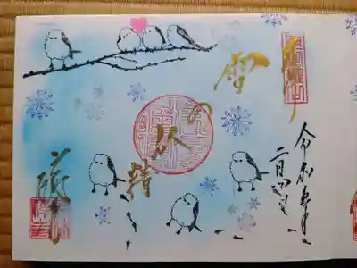 シマエナガは雪の妖精と呼ばれる真っ白でモコモコしたとっても可愛らしい鳥です。