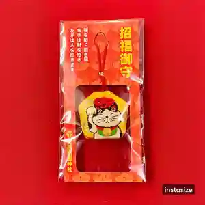 令和8年1月1日元旦から通年頒布します。
お守りの表裏の両面に、当社の看板猫「たま」と「ひめ」が描かれた、福を招く招き猫お守りです。右手は財を、左手は人を招きます。
皆様に様々な縁起の良い幸運や幸福が招かれますようお祈りしております。
※令和8年1月1日から郵送対応も致します。正月期間の発送は繁忙期の為、少しお待ち頂く場合がございます。予めご了承ください。
当社の詳細や、郵送対応はホームページをご参照下さい。
tadakamowake.com
皆様の初詣をお待ちしております。
※12時から授与所はお昼休憩を取っています。ご配慮願えれば幸いです。
※授与所対応は午前9時〜午後5時までとなります。早すぎず、遅すぎずのお越しをお願い致します。
※授与所不在日、不在時間もございます。HPやX、instagram等で事前にお確かめ下さい。
#栃木県 #佐野市 #賀茂別雷神社