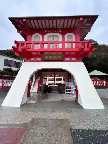 龍宮神社の{uncategorized: "未分類", other: "その他", undefined: "問題あり", building: "その他建物", grave: "お墓", sacred_gate: "鳥居", guardian: "狛犬", statue: "像", buddha: "仏像", history: "歴史", nature: "自然", garden: "庭園", animal: "動物", pagoda: "塔", temizu: "手水舎", mountain_gate: "山門・神門", sanctuary: "本殿・本堂", subordinate: "末社・摂社", art: "芸術", scenery: "景色", jizo: "地蔵", ema: "絵馬", goshuin: "御朱印", omikuji: "おみくじ", items: "授与品その他", amulet: "お守り", goshuincho: "御朱印帳", eats: "食事", festival: "お祭り", votive_dance: "神楽", shichigosan: "七五三参", wedding: "結婚式", experience: "体験その他", initially: "初詣", around: "周辺", anti_infection: "感染症対策"}