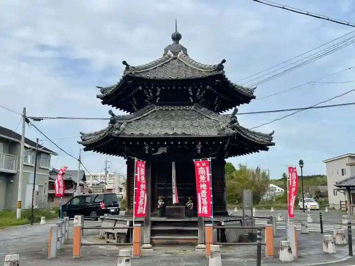 六角堂の{uncategorized: "未分類", other: "その他", undefined: "問題あり", building: "その他建物", grave: "お墓", sacred_gate: "鳥居", guardian: "狛犬", statue: "像", buddha: "仏像", history: "歴史", nature: "自然", garden: "庭園", animal: "動物", pagoda: "塔", temizu: "手水舎", mountain_gate: "山門・神門", sanctuary: "本殿・本堂", subordinate: "末社・摂社", art: "芸術", scenery: "景色", jizo: "地蔵", ema: "絵馬", goshuin: "御朱印", omikuji: "おみくじ", items: "授与品その他", amulet: "お守り", goshuincho: "御朱印帳", eats: "食事", festival: "お祭り", votive_dance: "神楽", shichigosan: "七五三参", wedding: "結婚式", experience: "体験その他", initially: "初詣", around: "周辺", anti_infection: "感染症対策"}