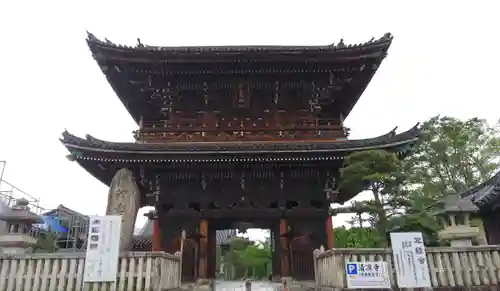 清凉寺の山門