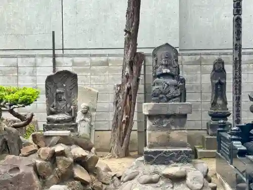 龍松寺の{uncategorized: "未分類", other: "その他", undefined: "問題あり", building: "その他建物", grave: "お墓", sacred_gate: "鳥居", guardian: "狛犬", statue: "像", buddha: "仏像", history: "歴史", nature: "自然", garden: "庭園", animal: "動物", pagoda: "塔", temizu: "手水舎", mountain_gate: "山門・神門", sanctuary: "本殿・本堂", subordinate: "末社・摂社", art: "芸術", scenery: "景色", jizo: "地蔵", ema: "絵馬", goshuin: "御朱印", omikuji: "おみくじ", items: "授与品その他", amulet: "お守り", goshuincho: "御朱印帳", eats: "食事", festival: "お祭り", votive_dance: "神楽", shichigosan: "七五三参", wedding: "結婚式", experience: "体験その他", initially: "初詣", around: "周辺", anti_infection: "感染症対策"}