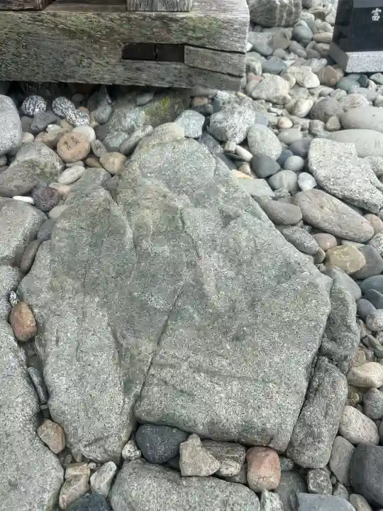 雄山神社峰本社の{uncategorized: "未分類", other: "その他", undefined: "問題あり", building: "その他建物", grave: "お墓", sacred_gate: "鳥居", guardian: "狛犬", statue: "像", buddha: "仏像", history: "歴史", nature: "自然", garden: "庭園", animal: "動物", pagoda: "塔", temizu: "手水舎", mountain_gate: "山門・神門", sanctuary: "本殿・本堂", subordinate: "末社・摂社", art: "芸術", scenery: "景色", jizo: "地蔵", ema: "絵馬", goshuin: "御朱印", omikuji: "おみくじ", items: "授与品その他", amulet: "お守り", goshuincho: "御朱印帳", eats: "食事", festival: "お祭り", votive_dance: "神楽", shichigosan: "七五三参", wedding: "結婚式", experience: "体験その他", initially: "初詣", around: "周辺", anti_infection: "感染症対策"}